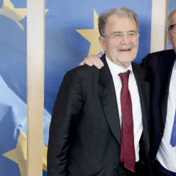 "Nous avons besoin d'infrastructures sociales, nous avons besoin de logements abordables" : Romano Prodi - Jean-Claude Juncker